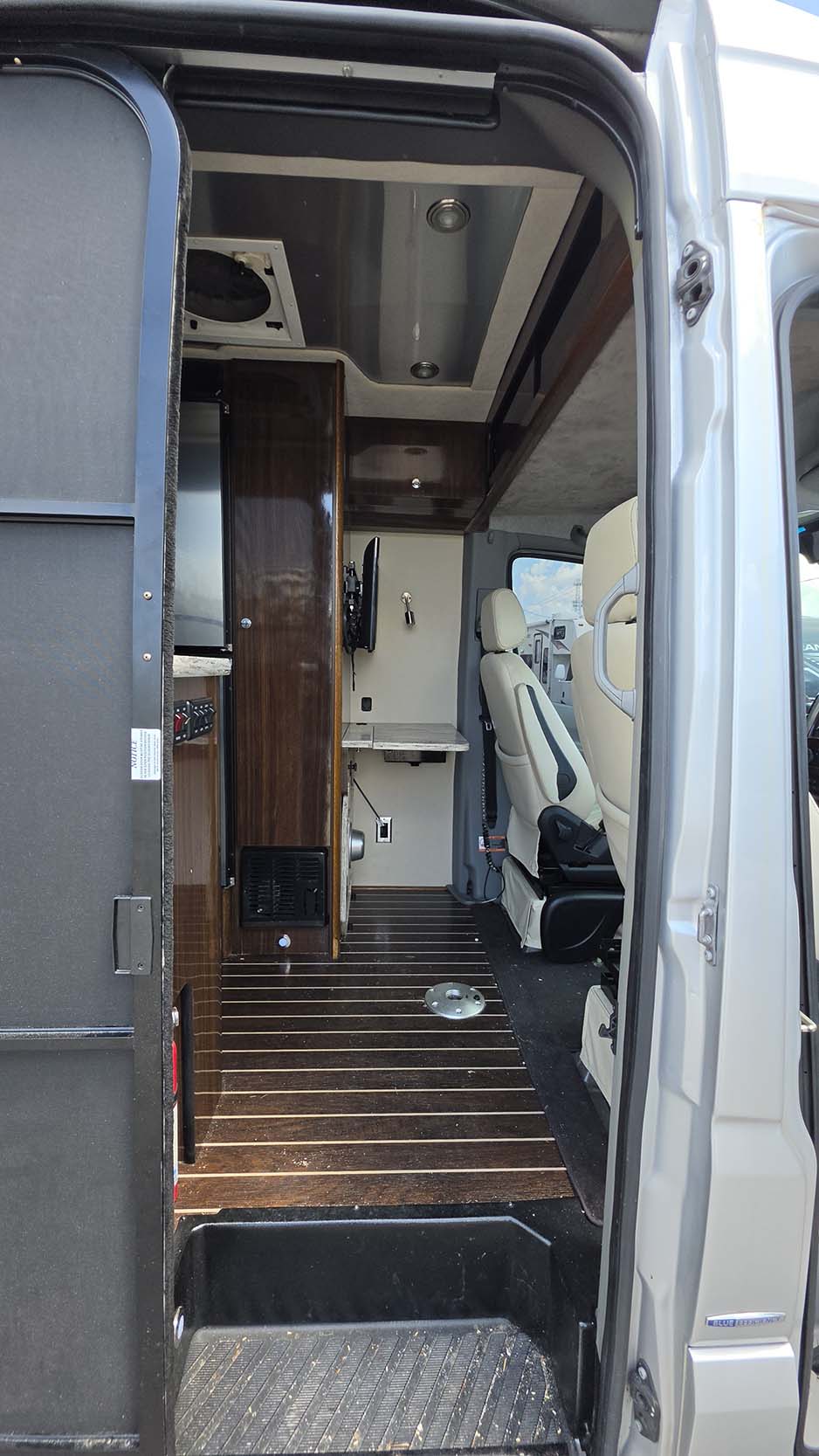 2016 Airstream INTERSTATE 24 GRAND TOUR EXT - Image 10