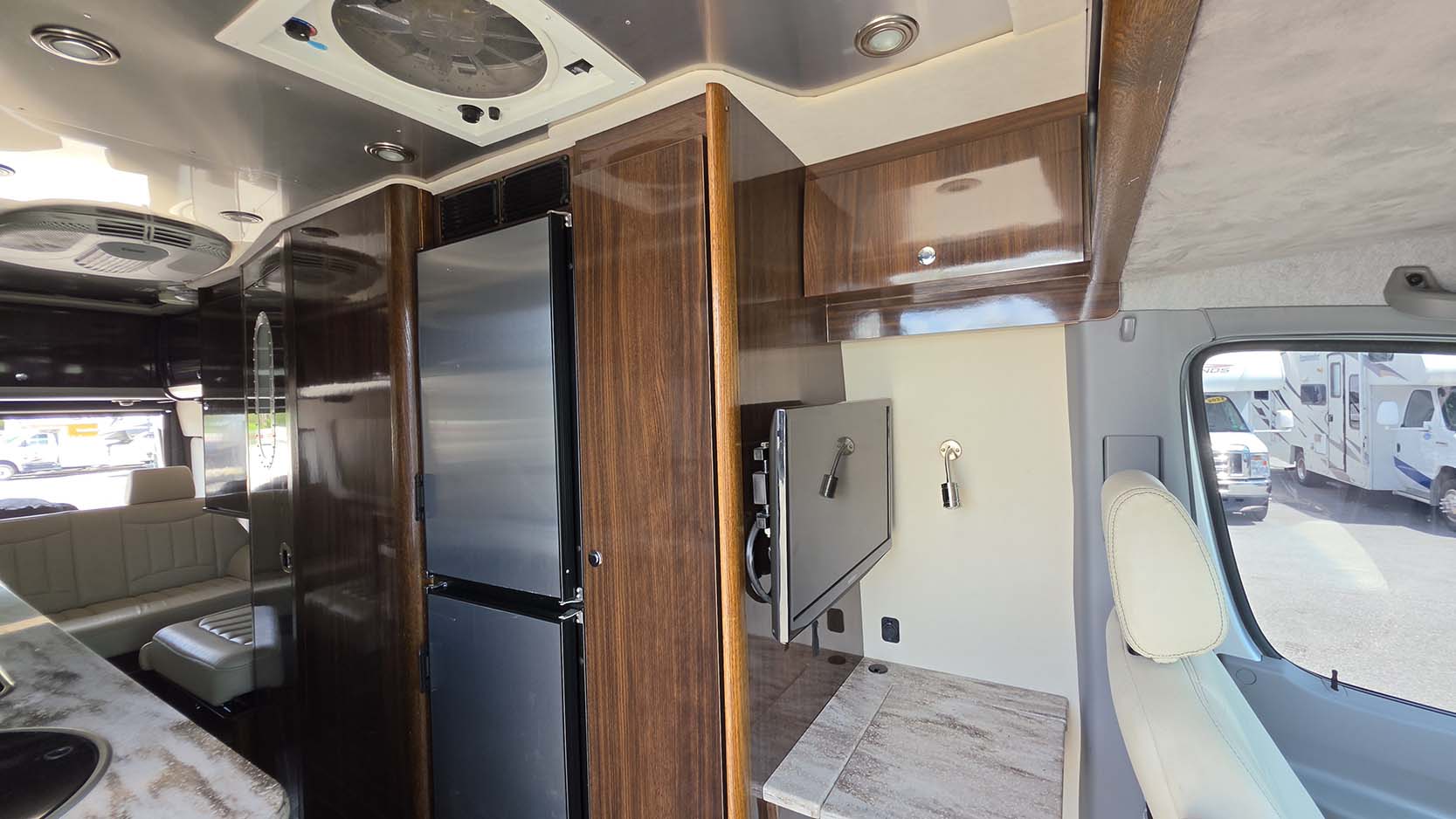2016 Airstream INTERSTATE 24 GRAND TOUR EXT - Image 21
