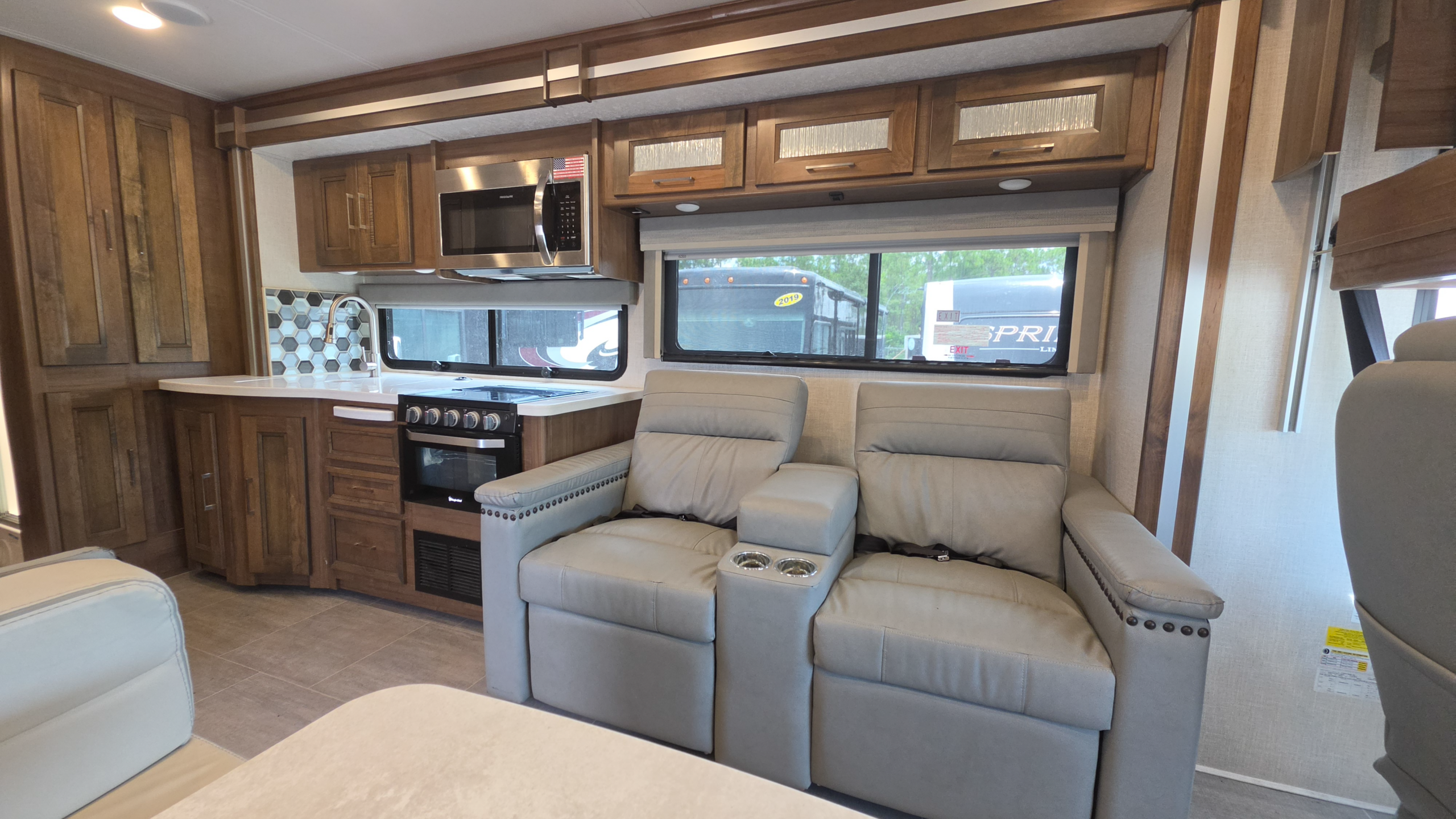 2021 Coachmen Sportscoach 339DS - Image 7