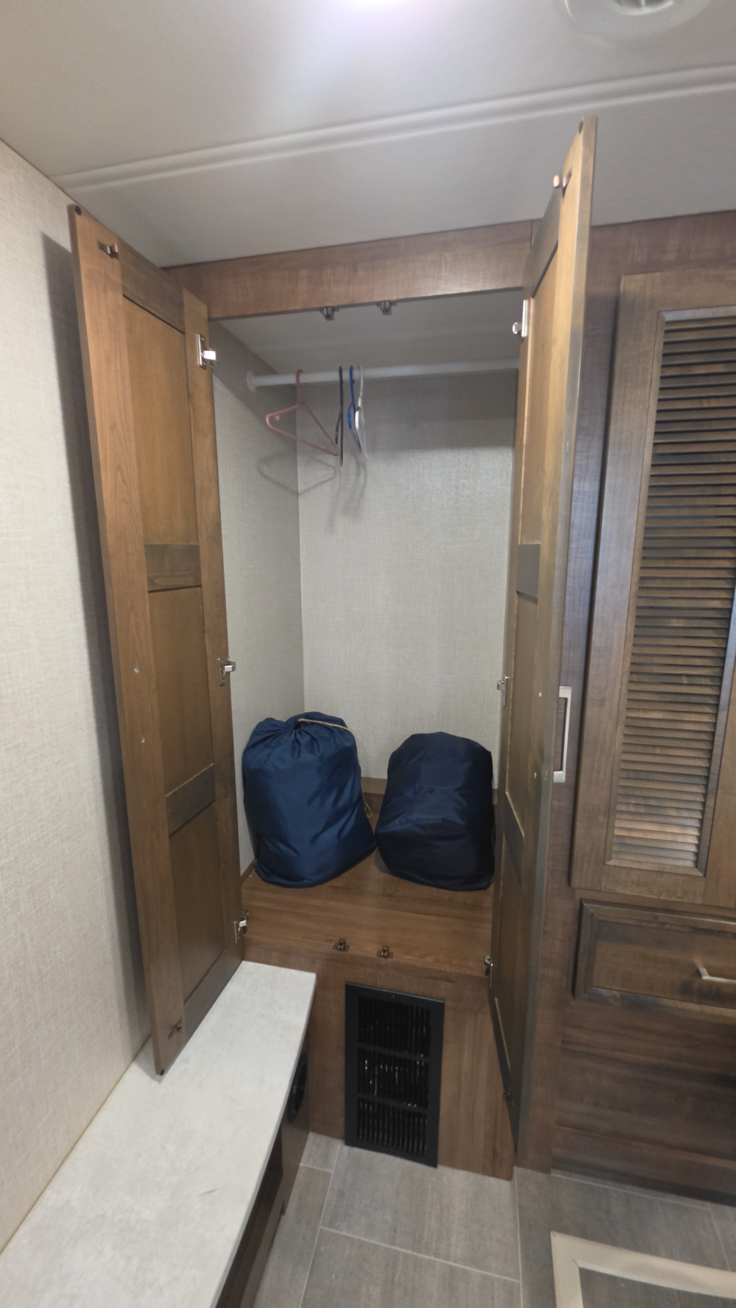 2021 Coachmen Sportscoach 339DS - Image 14