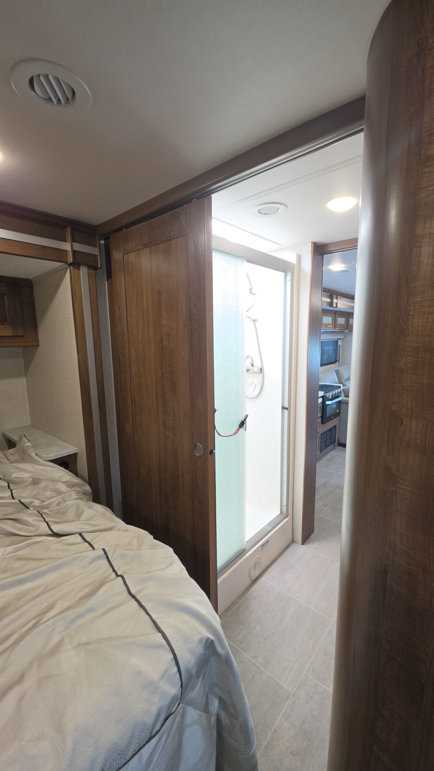 2021 Coachmen Sportscoach 339DS - Image 17